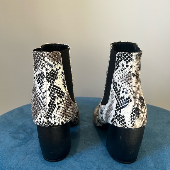 Women’s Snake Skin Booties Size 9 - Picture 2 of 4